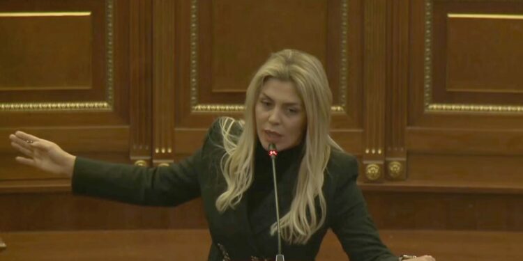 Deliu-Kodra, pushtetit: Marre – mbylleni këtë debat, siç i tha edhe ministrja gazetarit
