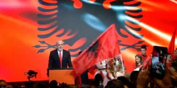 Edi Rama uron Ditën e Pavarësisë me këngën e Ramë Lahajt “Për ty atdhe”