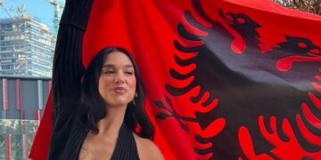Dua Lipa uron 28 nëntorin me vargjet e himnit kombëtar