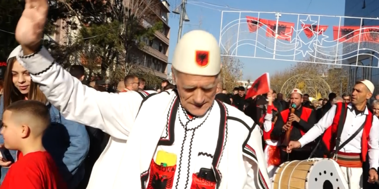 Atmosferë e jashtëzakonshme në sheshet e Prishtinës – 28 Nëntori festohet me tupanë e me valle