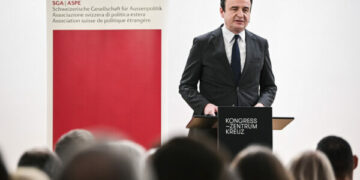 Kurti në Zvicër: Serbia gjithmonë do të jetë rrezik për Kosovën dhe vendet fqinje që i pengojnë projektit të “botës serbe”