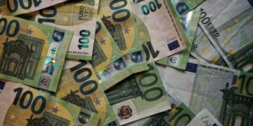 VV e quan zhvillimor buxhetin e 2025’tës – AAK me kritika për bartje të projekteve e tepricë buxheti