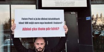 Aktivisti i AAK-së me pankartë para Ministrisë së Bujqësisë: Albini, çka thotë për këtë skandal?