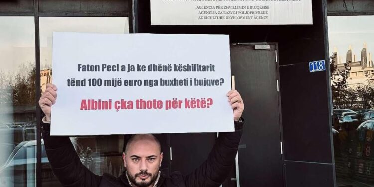 Aktivisti i AAK-së me pankartë para Ministrisë së Bujqësisë: Albini, çka thotë për këtë skandal?