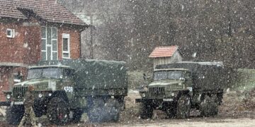 Kanali i ujit ende duke rrjedhur – kamionë dhe dhjetëra vetura të KFOR’it shihen në hyrje të Zubin Potokut