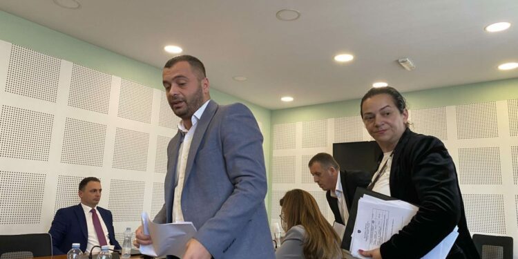 “Ti do të japësh llogari që po qëndron këtu”, Gashi thotë se Salih Zyba kërcënoi dhe shantazhoi Drejtorin e AKI’së