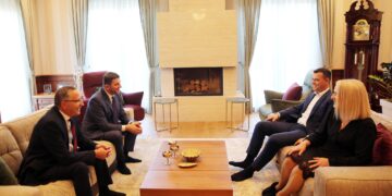 Hamza viziton familjen e Thaçit dhe Veselit: Nëntorët e viteve të fundit s’janë si më parë