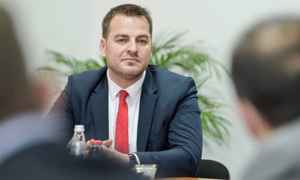 Muja i sigurt: Çdo sondazh e qet VV-në mes 49,3 dhe 49,8 për qind