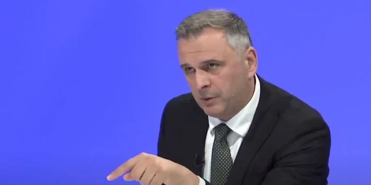 Deputeti Bajqinovci në përpjekje të dëshpëruar për t’i sul’muar qeveritë e kaluara, nuk i zë në gojë skandalet e qeverisë aktuale