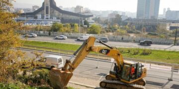Fillon ndërtimi i ishullit që e lidh lagjen Arbëria me Pallatin e Rinisë