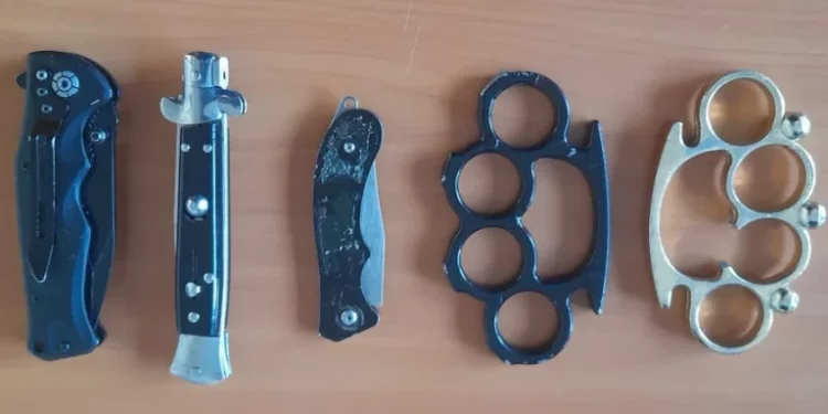 Policia kryen kontrolle në katër shkolla në Mitrovicë, sekuestrohen thi’ka e boksa hekuri nga nxënësit
