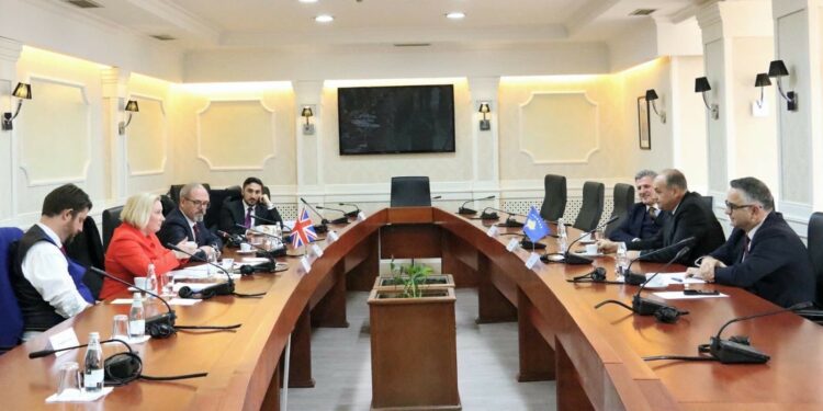 Enver Hoxhaj mirëpret Delegacionin Britanik në Kuvend, u kërkon mbështetje për anëtarësimin e Kosovës në NATO