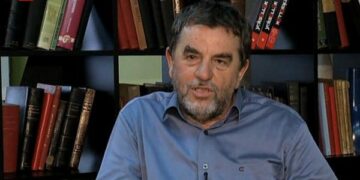 Krasniqi komenton “taktikën e re” të takimeve të Kurtit: Gjendje paniku