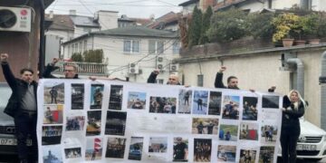 Disa serbë protestojnë në Prishtinë