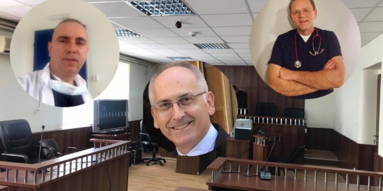 Në mungesë të njërit të akuzuar dhe avokatit të tij, dështon seanca ndaj tre kirurgëve të Spitalit të Vushtrrisë të akuzuar për ryshfet