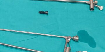 Mjekët në QKUK ia heqin 11-vjeçarit një figurë e shahut nga rrugët e frymëmarrjes