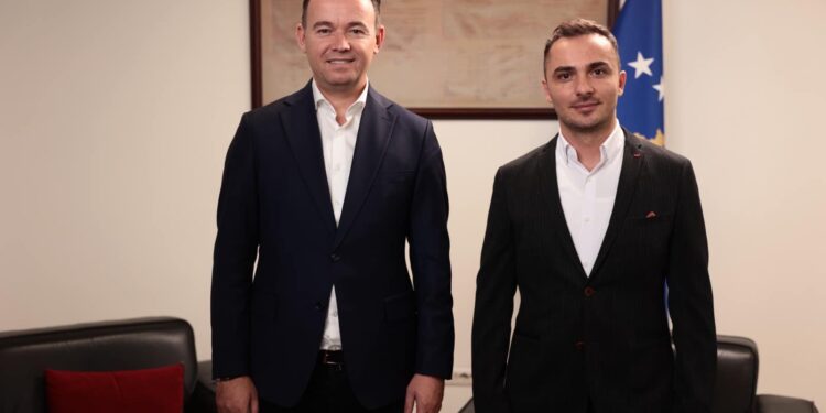Veprim me vend: Peci e bën keshilltar djalin e deshmorit