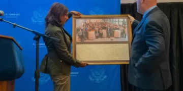 Komuniteti i Ambasadës Amerikane nderon ambasadorin Hovenier, për marrëdhëniet SHBA-Kosovë