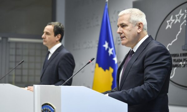 Kurti aku’zoi që po ia mbajnë anën Serbisë, Sveçla tregon se si në Veri cak i sul’meve ishin edhe mediat
