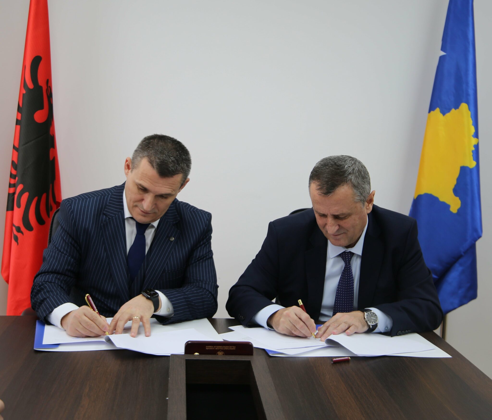 Kryeprokurori i Prokurorisë Speciale të Kosovës dhe kreu i SPAK nënshkruajnë marrëveshje bashkëpunimi për krijimin e ekipeve të përbashkëta hetimore