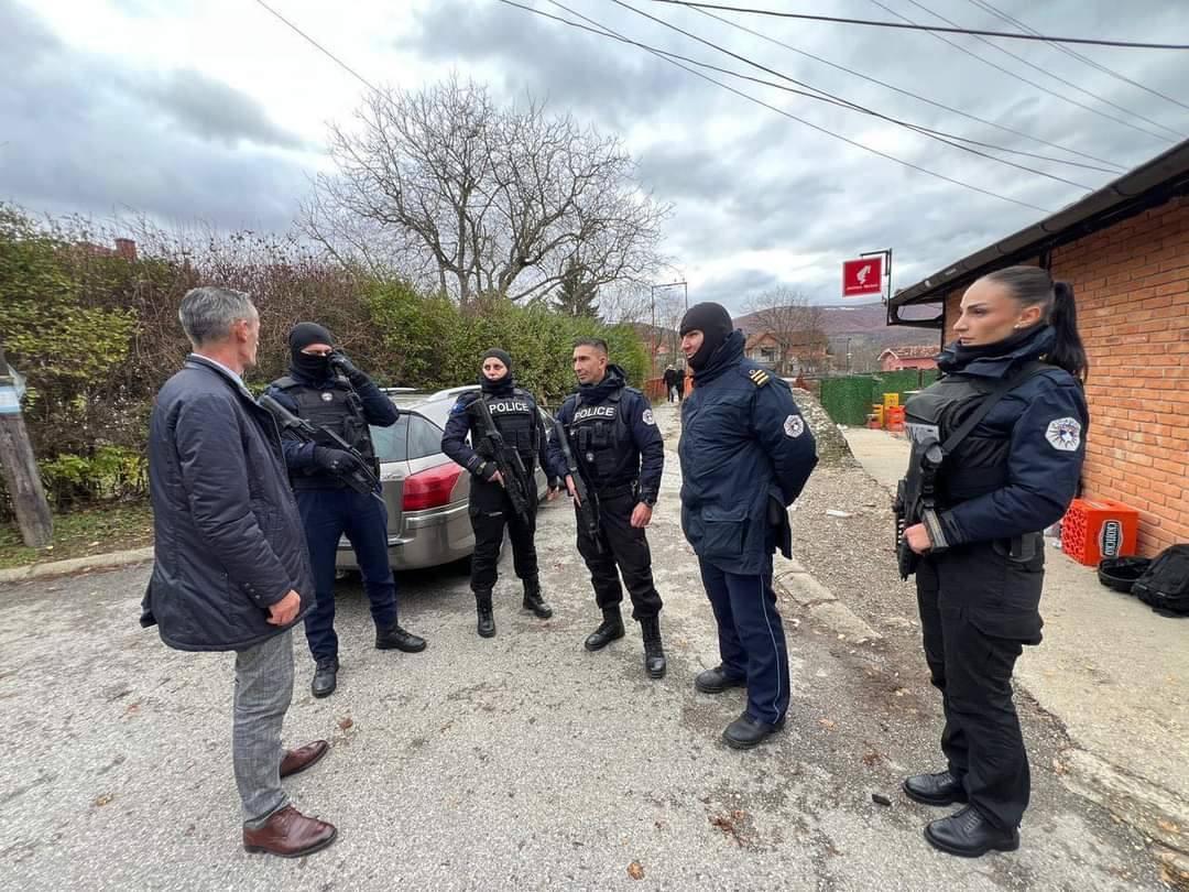 Kryetari i Zveçanit, Ilir Peci del në terren për të monitoruar situatën, përshëndetet me ekipet policore