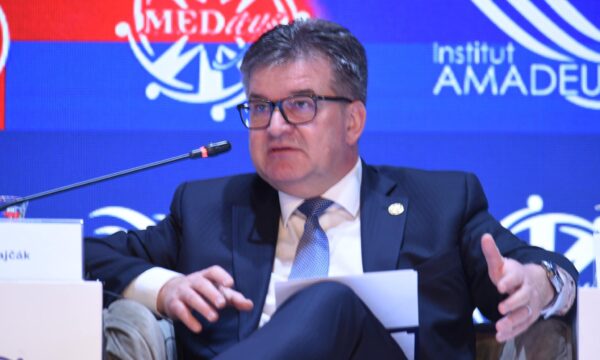 Lajçak thotë se i ka njoftuar shtetet anëtare të BE’së për dialogun