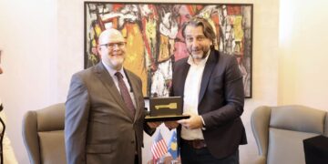 Takimi lamtumirës, Rama ia dorëzon Çelësin e Qytetit Ambasadorit Hovenier