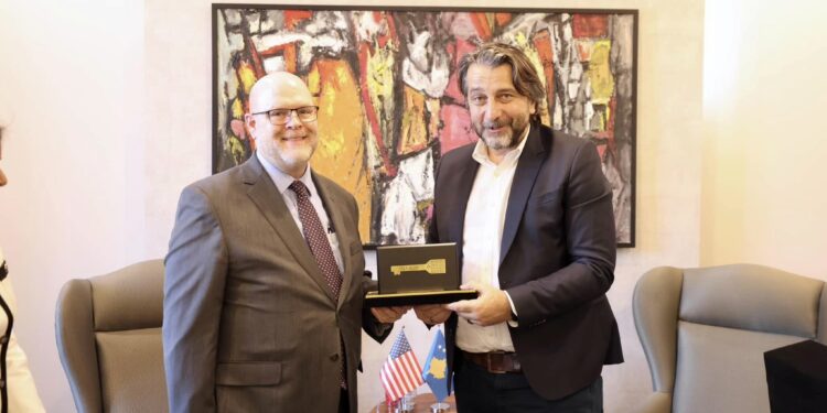 Takimi lamtumirës, Rama ia dorëzon Çelësin e Qytetit Ambasadorit Hovenier