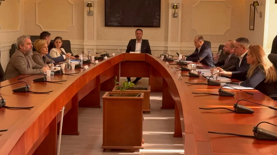 Nis mbledhja e Kryesisë së Kuvendit, prezent përfaqësuesit e të gjitha partive politike