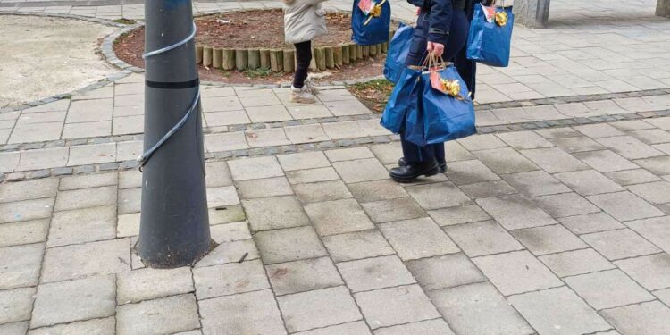 Policia e Kosovës shpërndan dhurata për fëmijë në veri të Mitrovicës
