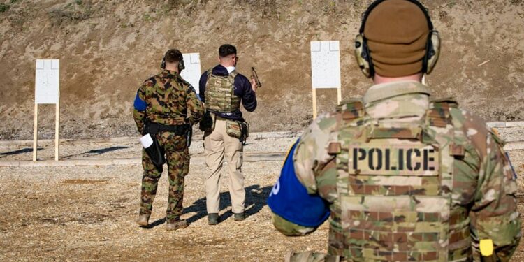 Ushtarë të Policisë Ushtarake të KFOR-it përfundojnë trajnimin për ar’më bashkë me anëtarë të Policisë Ushtarake të Zvicrës
