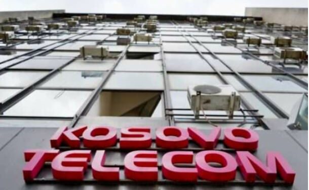 ‘Zgjidhja’ e jashtëligjshme e Qeverisë, Telekomi ndan pagat me “cash”