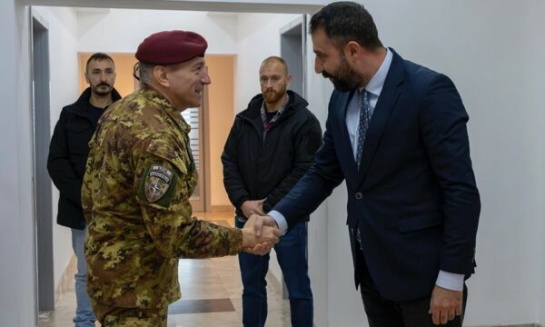 Komandanti i KFOR-it takon ministrin Krasniqi – Diskutojnë për çështjen e sigurisë në Kosovë e dialogun me Serbinë