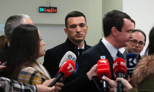 Kurti s’dëshiron ta komentojë sul’min e djeshëm ndaj mediave: Flasim në vende të tjera, herë të tjera