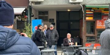 Albulena Haxhiu dhe Blerim Sallahu “shuajnë kureshtjen”,  i bien kah Prokuroria ku Kurti është ftuar të dëshmojë nga ora 9:30