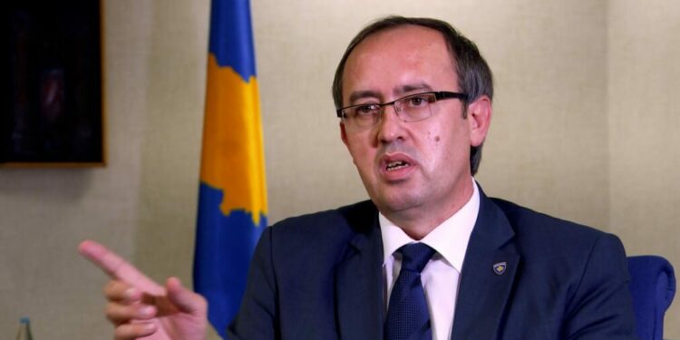 Hoti i reagon Sveçlës pas aktit në komunë: Vandalizmi duhet të ndëshkohet me ligj dhe me votë