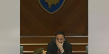 Seanca e natës – Tahiri dhe Lekaj i shkuan VV-së në Kuvend, Konjufca u tall me ta
