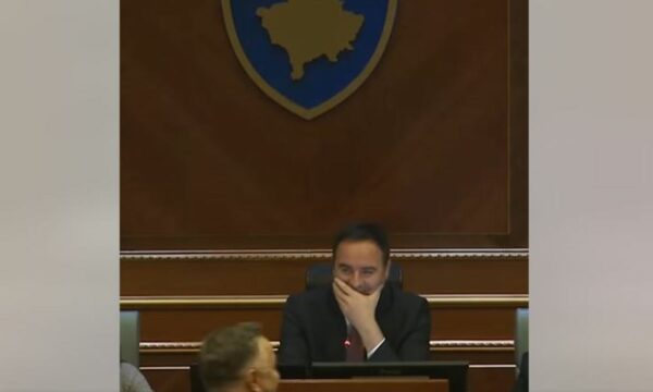 Seanca e natës – Tahiri dhe Lekaj i shkuan VV-së në Kuvend, Konjufca u tall me ta