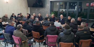 Limaj takon shtabin zgjedhor të NISMA në Dragash, vetëm rreth 20 persona në takim