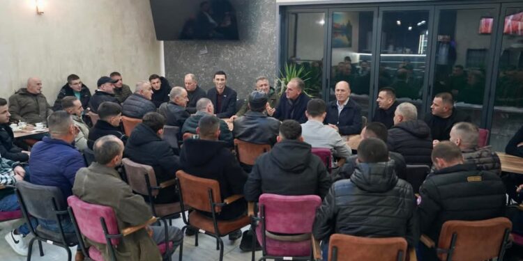 Limaj takon shtabin zgjedhor të NISMA në Dragash, vetëm rreth 20 persona në takim