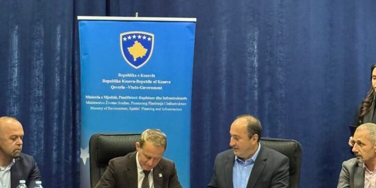 Kryetari Idrizi e ministri Aliu nënshkruajnë memorandum për projektin “Banimi social adekuat”