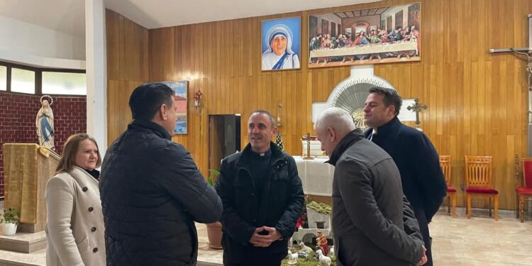Kandidatë të VV për deputet nga Mitrovica vizitojnë kishin katolike për festën e Krishtlindjeve, mungojnë Arjeta Fejza e Faton Peci