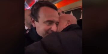 Mërgimtari e puthë në faqe Kurtin: O baba jem, nuk shkoj në Gjermani pa të puthë
