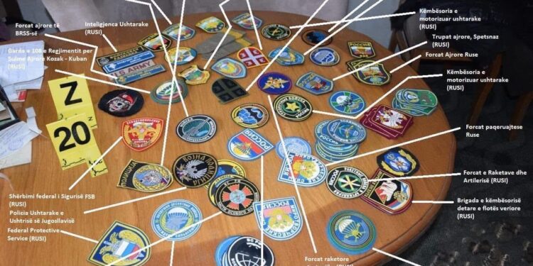 Kurti ndan fotografinë e emblemave: Ky zbulim dëshmon përfshirjen potenciale të grupeve ekstre:miste dhe terr:oriste serbo-ruse