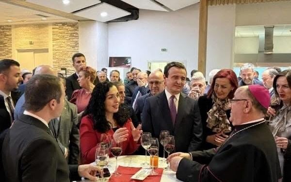 Pritje për Krishtlindje, imzot Dodë Gjergji përçon mesazh për paqe e dashuri