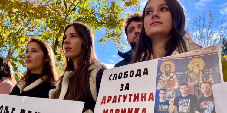 “Kosova është Serbi”, protestuesit në Mal të Zi kërkojnë lirimin e ushtarëve të arrestuar në Kosovë