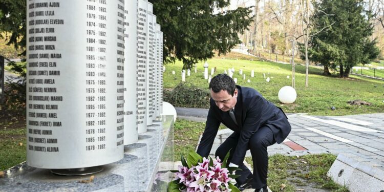 Kurti në Sarajevë, vendos lule tek Memoriali i Fëmijëve të Vrarë