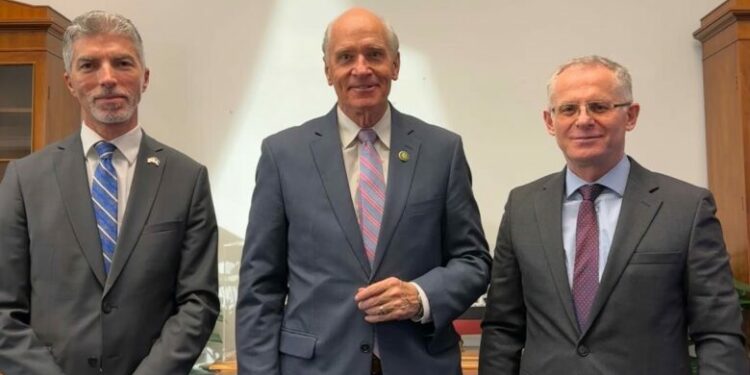 Bislimi pritet në takim nga kongresmeni William Keating, flasin për sulmin ndaj kanalit të Ibër-Lepencit