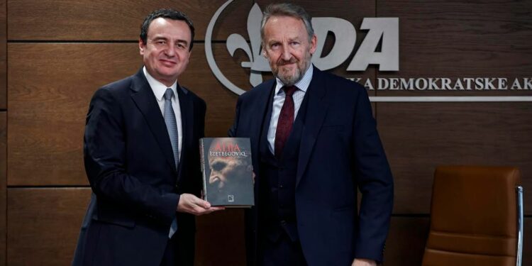 I biri i Alija Izetbegoviqit i dhuron Kurtit librin e babait