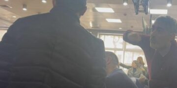 “Në emër të Albin Kurtit janë vjedhë 50 milionë për Badovcin. Thirrke njerëz në telefon”: Videoja ekskluzive e bisedës mes asamblistëve të VV-së në Prishtinë